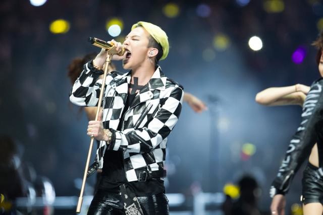 
G- Dragon với giải thưởng MAMA năm 2013.