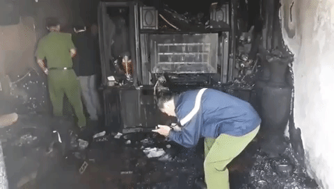 
Toàn bộ căn nhà bị cháy thành than