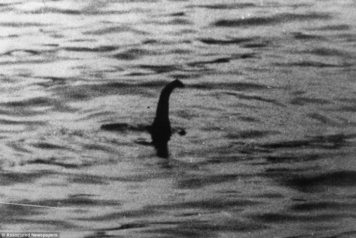 
Tấm ảnh huyền thoại nhất chụp Quái vật hồ Loch Ness do một bác sĩ phẫu thuật chụp. Nó đã lừa được nhiều người suốt 40 năm trời trước khi bị lật tẩy.
