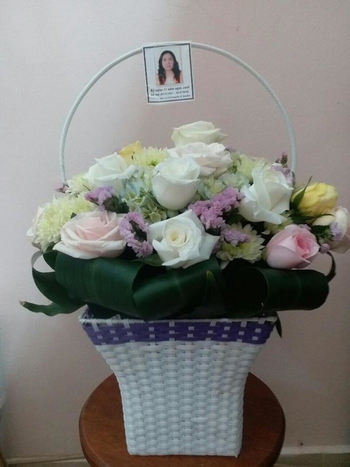 
Bố cô gái dán hình vợ lên giỏ hoa để bà có thể cảm nhận được món quà trong ngày kỷ niệm của 2 người.