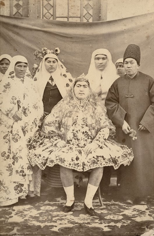 
Bà Anis al-Dawla (ngồi ở giữa) cùng dàn thê thiếp trong hậu cung.