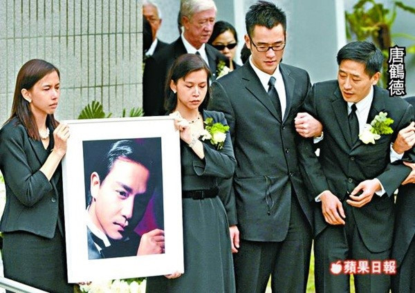 
15 năm trước, cái chết của Trương Quốc Vinh khiến cả trái tim của showbiz ngưng đập.