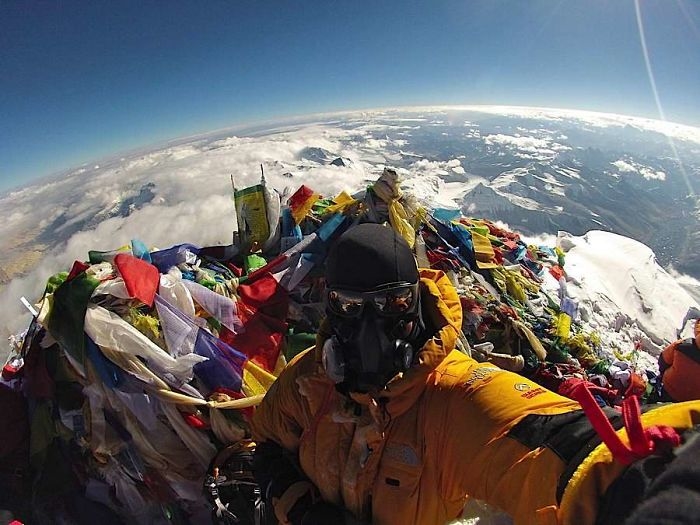 
Bạn tưởng tượng đỉnh Everest sẽ trông như thế nào? Phải, là một bãi rác!