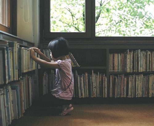 
Cho bé tiếp xúc với sách từ sớm để phát triển về trí não, ngôn ngữ,... bạn nhé!