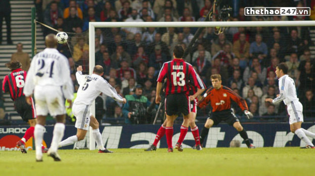 
Trong buổi phỏng vấn sau trận đấu, HLV Zinedine Zidane đã trêu đùa với các phóng viên rằng siêu phẩm của Ronaldo cực kì đẹp mắt, nhưng vẫn chưa thể sánh nổi với bàn thắng của ông vào lưới Bayer Leverkusen năm 2002.