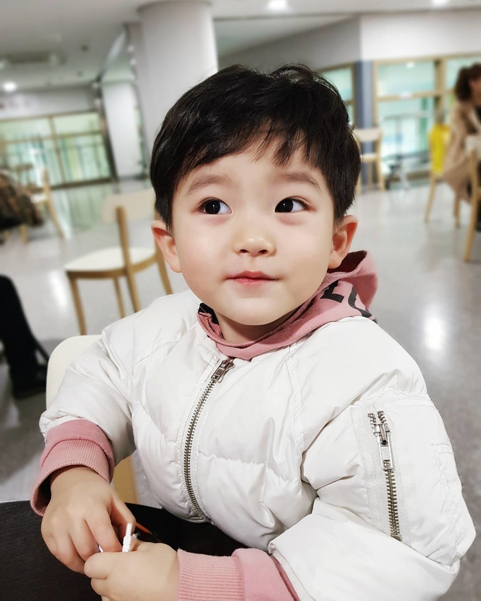 Trong ảnh này, đứa bé Hàn Quốc đáng yêu này đã có khả năng \