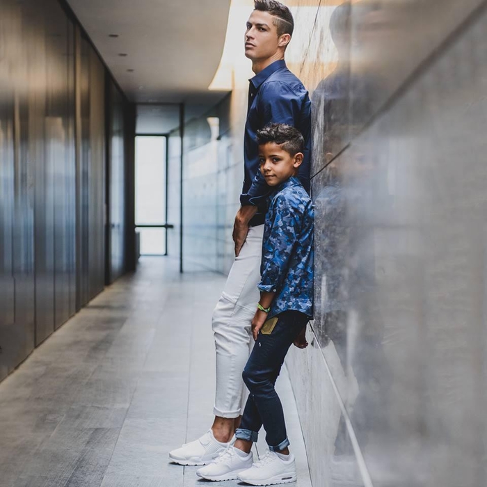 
Ronaldo là một trong những cái tên sáng giá nhất của làng túc cầu quốc tế hiện nay. Thế nên, chẳng có gì lạ khi “chân sút” Bồ Đào Nha có thu nhập thuộc hàng cao nhất thế giới. Cậu con trai Cristiano Junior nhờ đó cũng được tận hưởng cuộc sống “vạn người mơ”. Nhất là khi, Cristiano Junior càng lớn lại càng giống hệt người bố “siêu sao” từ ngoại hình, tính cách đến sở thích, khiến CR7 thêm cưng chiều quý tử của mình hết nấc.