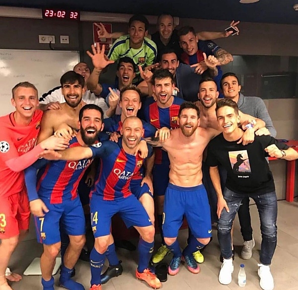
Các cầu thủ của đội bóng xứ Catalan ăn mừng chiến tích lội ngược dòng lịch sử sau trận đấu.
