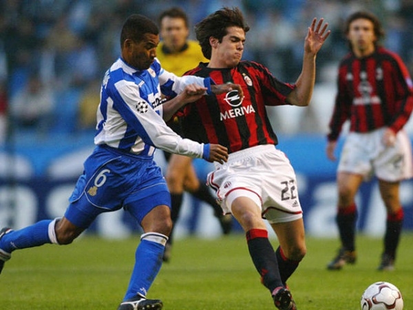 
Kaka bất lực trong chuyến làm khách đến sân Estadio Riazor hồi năm 2004.