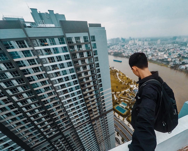Rùng mình nhóm thanh niên quay clip mạo hiểm trên nóc nhà 38 tầng ở Sài Gòn