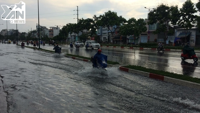 Sài Gòn đang mưa lớn kèm theo giông trong ngày lễ 30/4