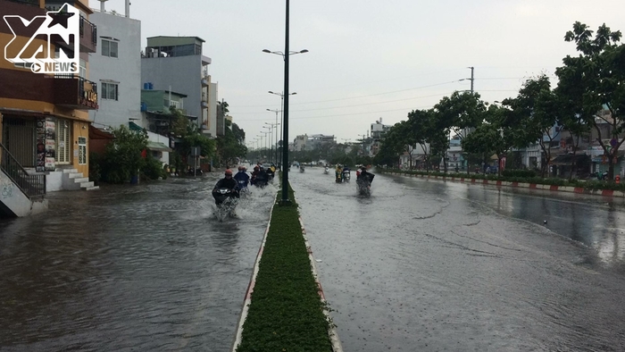 
Cơn mưa bất ngờ diễn ra vào chiều 30/4 đã khiến không khí tại Sài Gòn dịu mát hẳn