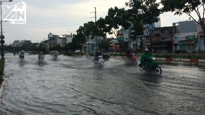 Sài Gòn đang mưa lớn kèm theo giông trong ngày lễ 30/4