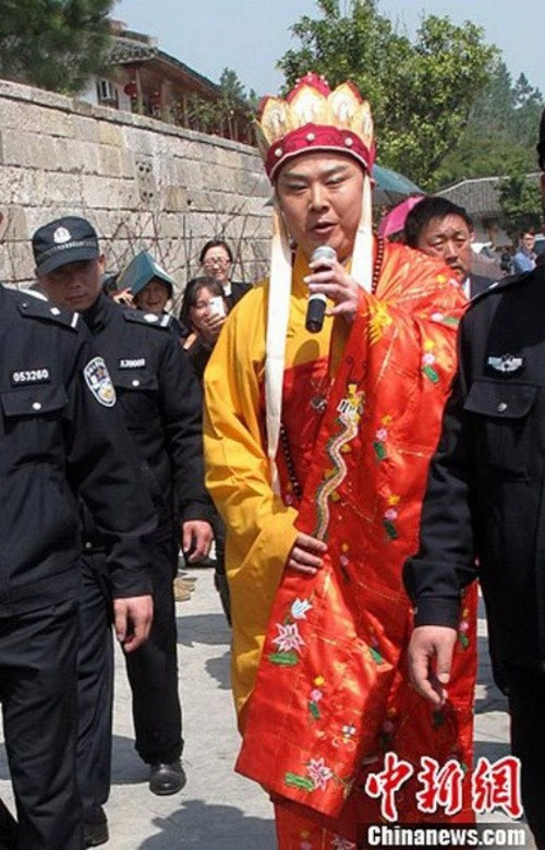 
Từ Thiếu Hoa mặc phục trang của Tam Tạng biểu diễn trên đường phố.