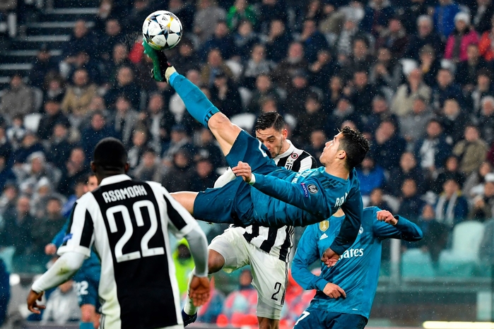 
Siêu phẩm để đời của Ronaldo vào lưới Buffon, góp phần nhấn chìm Juventus trên chính sân nhà Arena.