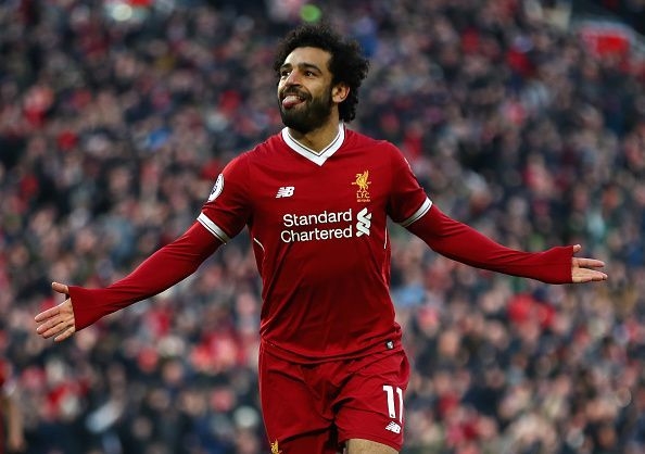 
Để nói về màn trình diễn của Salah ngay trong mùa đầu tiên khoác áo Liverpool, có lẽ người ta chỉ có thể sử dụng hai từ "khủng khiếp". Thậm chí ở thời điểm này, Salah mới là ứng cử viên hàng đầu cho danh hiệu Quả bóng vàng thế giới chứ không phải hai cái tên quen thuộc trong suốt 1 thập kỷ qua. 41 bàn thắng và 13 kiến tạo trong một mùa giải dù chỉ chơi ở hành lang cánh, Salah đang làm cho cả thế giới phải ngước nhìn với phong độ và tài năng của mình. Nếu cùng Liverpool lên ngôi ở Champions League năm nay và tỏa sáng tại VCK World Cup hè này, khả năng Salah soán ngôi Messi và Ronaldo để trở thành cầu thủ xuất sắc nhất thế giới là điều hoàn toàn có cơ sở xảy ra.