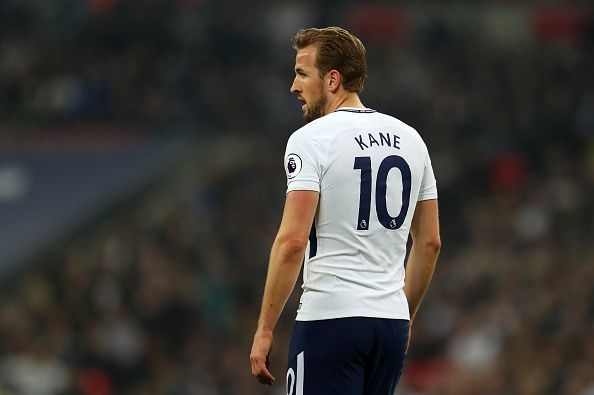 
Harry Kane vẫn là một sát thủ hàng đầu tại châu Âu trong những mùa giải gần đây. Với khả năng đánh hơi bàn thắng thiên tài, Kane đã đả bại Messi để trở thành cầu thủ ghi nhiều bàn thắng nhất trong 1 năm dương lịch (56 bàn thắng trên mọi đấu trường) vào năm 2017. Bước vào năm 2018, tiền đạo người Anh vẫn nổ súng đều đặn bất chấp những khởi đầu chậm chạp hồi đầu mùa. Anh là nhân tố chính giúp Tottenham chơi thăng hoa ở Ngoại hạng Anh và đấu trường châu Âu năm 2018. Hiện tại, chân sút 24 tuổi đang tập trung vào cuộc đua giày vàng cùng Mohamed Salah và xa hơn nữa là góp sức giúp Tam Sư chinh phục chiếc cúp vàng World Cup danh giá tại Nga mùa hè năm nay.