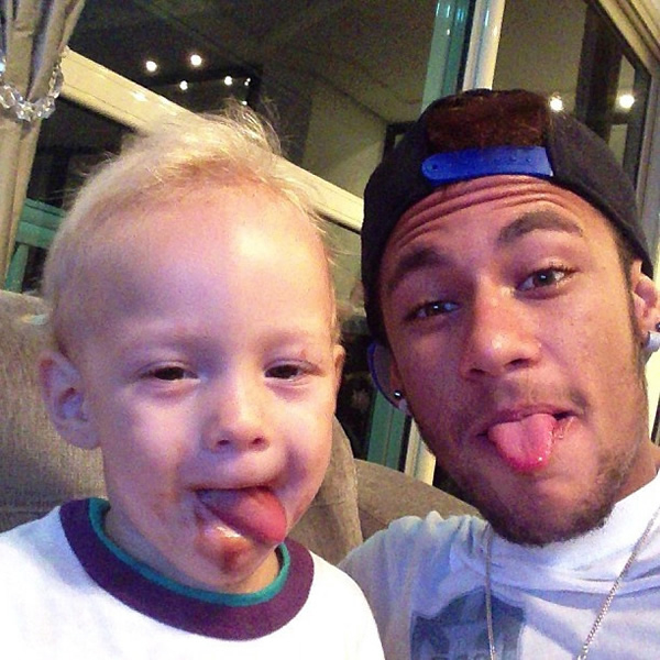 
Nhờ sức hấp dẫn của bố Neymar, mà David Lucca được sở hữu tài khoản cá nhân với hơn 1,2 triệu người theo dõi. Cậu bé thường xuyên chia sẻ hình ảnh về những chuyến du lịch đắt đỏ đến các địa điểm nổi tiếng thế giới cùng với người bố “siêu sao” của mình.