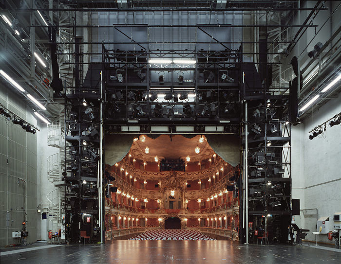 
Rạp hát được nhìn vào từ phía sau sân khấu, hệt như bức tường không gian giữa thời hiện đại và cổ xưa.