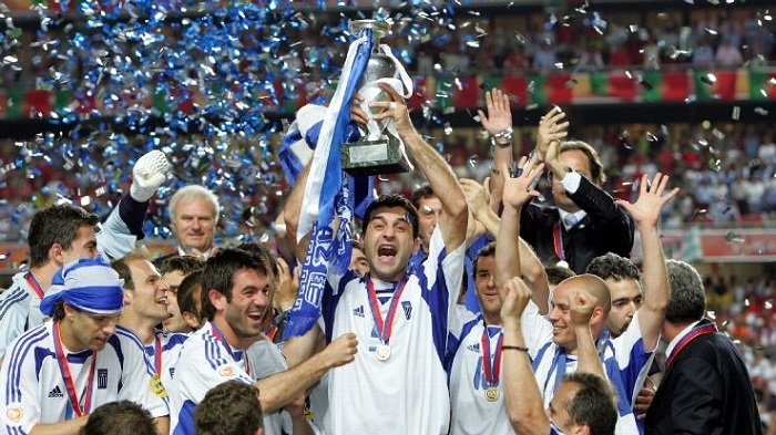 
Đội tuyển Hy Lạp bước vào kỳ Euro 2004 trên đất Bồ Đào Nha chỉ với tâm thế của một đội bóng lót đường, thế nhưng những gì họ đã thể hiện ở giải đấu này còn ấn tượng hơn chức vô địch của Những chú lính chì dũng cảm Đan Mạch ở Euro 1992. Hy Lạp đã chiến đấu và đi đến trận đấu cuối cùng của giải đấu năm ấy. Ở trận chung kết, họ đã khiến đội chủ nhà ôm hận với chiến thằng tối thiểu 1-0 và lên ngôi vô địch trong sự tiếc nuối của Ronaldo và các đồng đội.