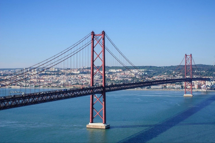 
Cầu 25 de Abril là một cây cầu ở Bồ Đào Nha, cây cầu treo này bắc qua sông Tagus, nối Lisbon với Almada, được xây dựng từ năm 1962 đến 1966 và được xem là cảnh quan chính của thành phố nơi đây.