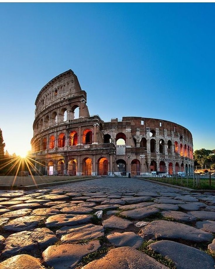 
Đấu trường Colosseum hay còn được gọi là Đấu trường La Mã. Là một đấu trường lớn nằm ở thành phố Roma, Ý. Dù hiện tại bị hoang phế nhiều nhưng từ lâu nơi đây được xem là biểu tượng của Đế chế La Mã và là một trong những mẫu kiến trúc đẹp nhất còn sót lại hiện nay.
