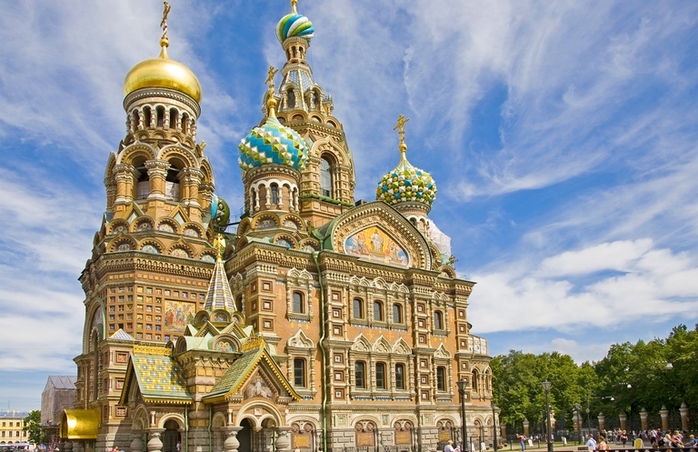 
Nhà thờ Chúa cứu thế ở Petersburg, Nga thường được biết đến bởi tên gọi: “Nhà thờ xây trên máu đổ”, bởi nó gắn liền với sự kiện lịch sử Nga hoang Alexander II bị thương trong cuộc tấn công năm 1881. Nơi đây được đánh giá là điểm đến hấp dẫn nhất ở nước Nga vượt qua cả nhà thờ Thánh Basil tại Moscow.