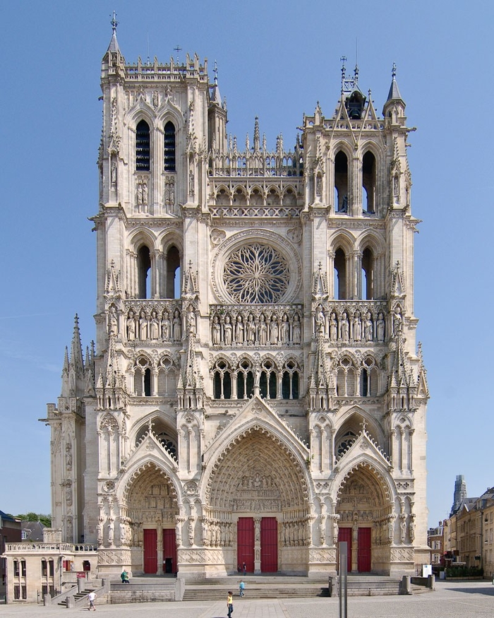 
Chính thức khởi công vào năm 1220 và hoàn thành năm 1528, đây chính là nhà thờ chính tòa của công giáo Amiens. Nhà thờ Đức Bà Amiens chính là nhà thờ lớn nhất nước Pháp và là một trong những nhà thờ lớn nhất thế giới. Đến 1981 nơi đây đã được UNESCO đưa vào danh sách Di sản thế giới.