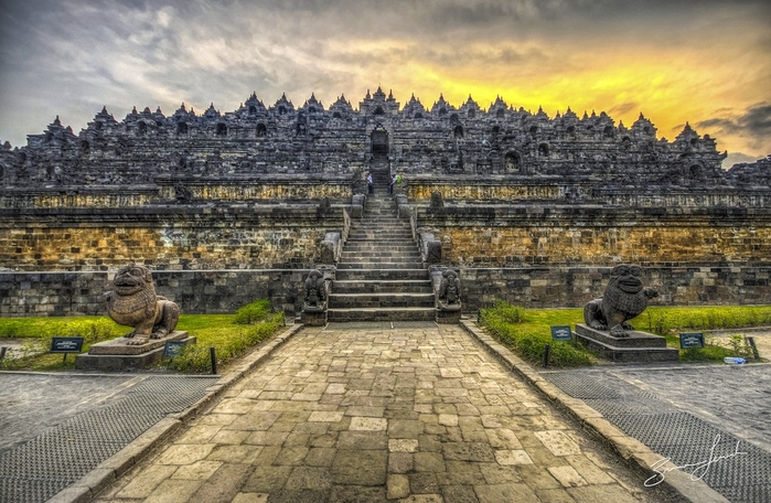 
Borobudur hay còn được gọi là Ba La Phù Đồ ở Indonesia là một ngôi đền có kiến trúc hệt như Angkor Wat tuy nhiên nơi đây được xây dựng trước gần 9 thế kỷ. Đây là một trong những ngôi đền cũng như di tích Phật giáo lớn nhất thế giới và cũng là nơi thu hút nhiều du khách nhất ở Indonesia.