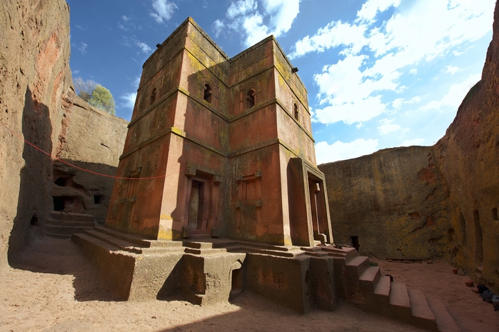 
Được đẽo gọt từ một khối đá ở thuộc khu vực Amhara, Ethiopia. Nhà thờ Thánh George là công trình kiến trúc nổi tiếng nhất trong 11 nhà thờ cùng khu vực Lalibela. Nhờ kiến trúc ấn tượng nhà thờ đá này đã trở thành một trong những kỳ quan nổi tiếng nhất trên thế giới hiện nay​.