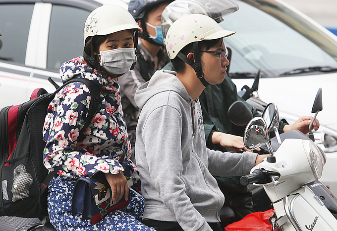 
Trên đường Ngọc Hồi, người dân đi xe máy về quê phải chờ đợi dòng xe lưu thông.
