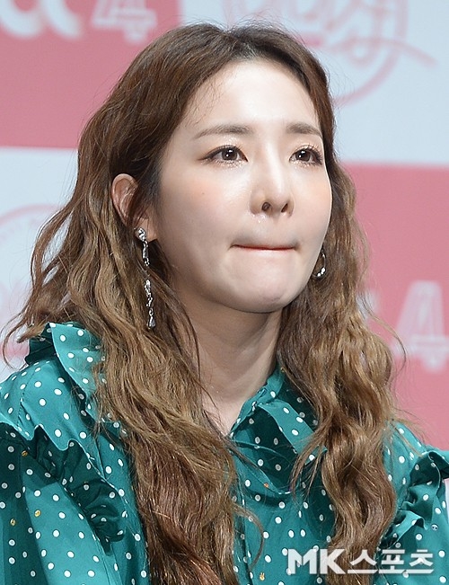 Dara bối rối không nói nên lời  khi phóng viên hỏi gặng hỏi về scandal chất cấm của Park Bom