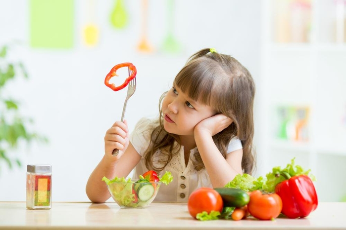 
Cho con tập làm quen với cách thực phẩm tốt cho sức khỏe như rau của quả tươi xanh.