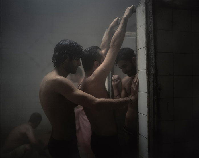 
Chen chúc trong một nhà tắm công cộng chật hẹp, cuộc sống của người đồng tính Iran hoàn toàn khép kín.