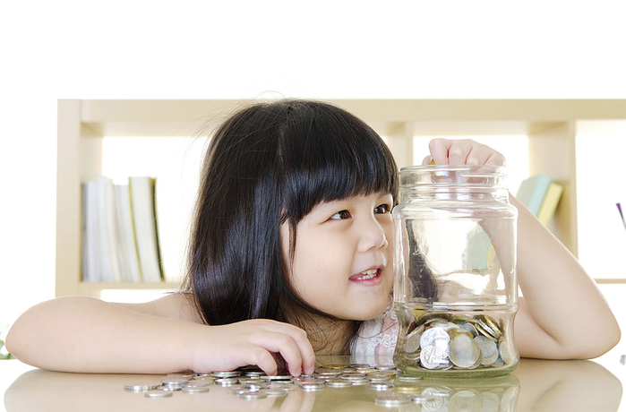 
Cha mẹ cũng nên dạy con cách chi tiêu và tiết kiệm tiền để đạt được thứ mình muốn.