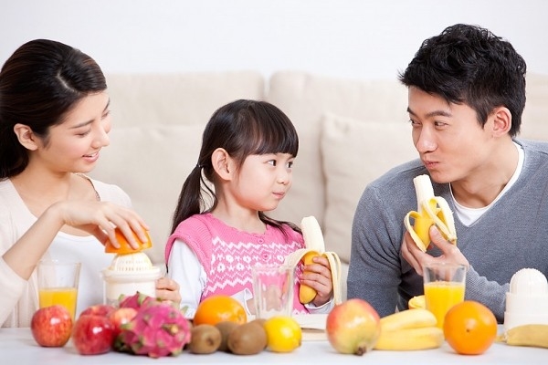 Muốn con phát triển thói quen ăn uống lành mạnh ngay từ nhỏ, bố mẹ cần nằm lòng 9 bí quyết sau đây