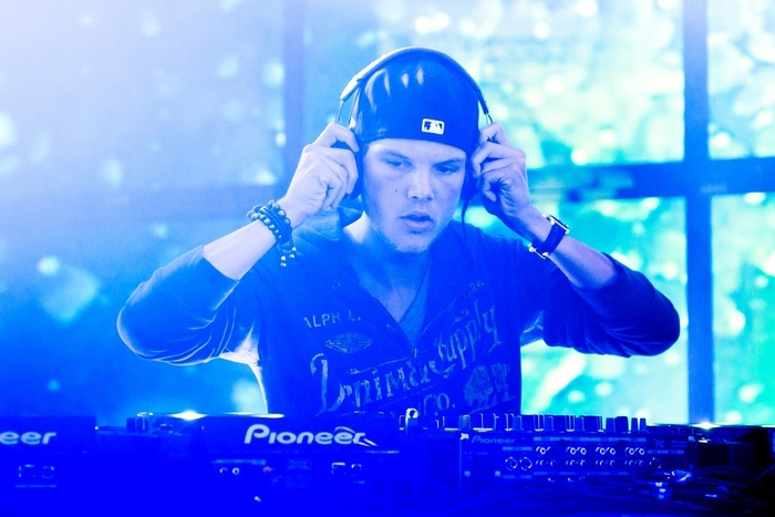 
Gia đình, bạn bè và người hâm mộ vô cùng tiếc thương Avicii, một DJ kiêm nhà sản xuất âm nhạc tài năng.