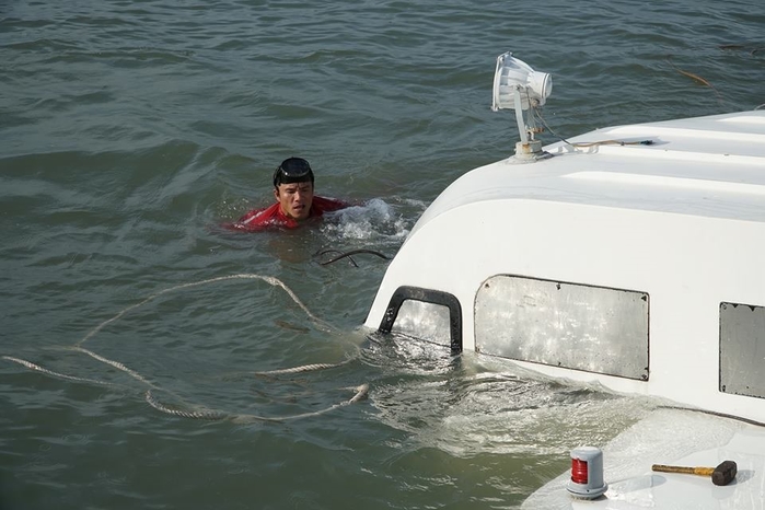 
Đội thợ lặn tích cực xử lý sự cố tàu gặp nạn. Ảnh: Lao Động