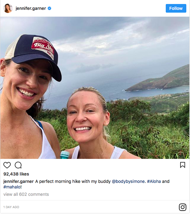 
Jennifer đăng ảnh đi leo núi với HLV trong những ngày ở Honolulu.