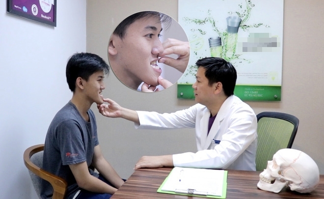 
Bác sĩ thăm khám cho Khánh Du trước khi phẫu thuật.
