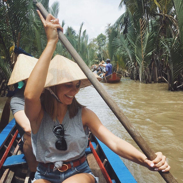 
Du khách khám phá sông Cửu Long tại một khu rừng ngập mặn (@hatchettjournal)