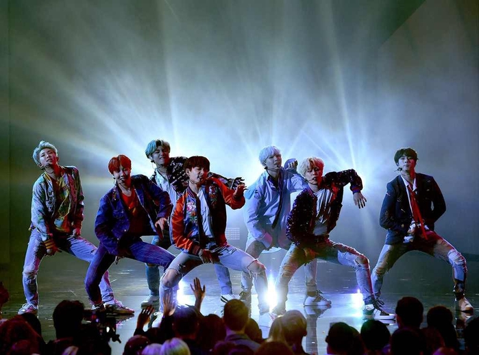 
BTS biểu diễn ca khúc DNA trên sân khấu American Music Awards năm ngoái.