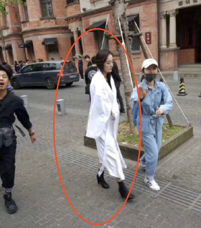 
Một số hình ảnh của QQ đăng tải, cho biết đã bắt gặp Dương Mịch đang làm việc tại Thượng Hải. Gương mặt cô tiều tụy thấy rõ, tinh thần giảm sút.