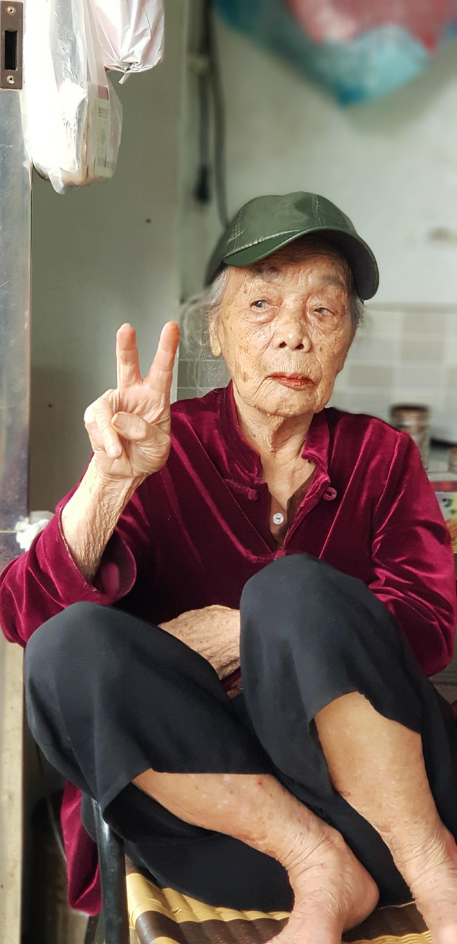 Cụ bà 90 tuổi khiến CĐM phát cuồng với 1001 kiểu selfie