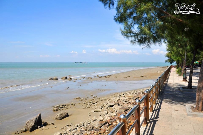 
Từ Bạch Cúc homestay bạn chỉ mất 5 phút đi bộ ra biển Long Hải. Biển còn khá hoang sơ nên vô cùng bình yên.