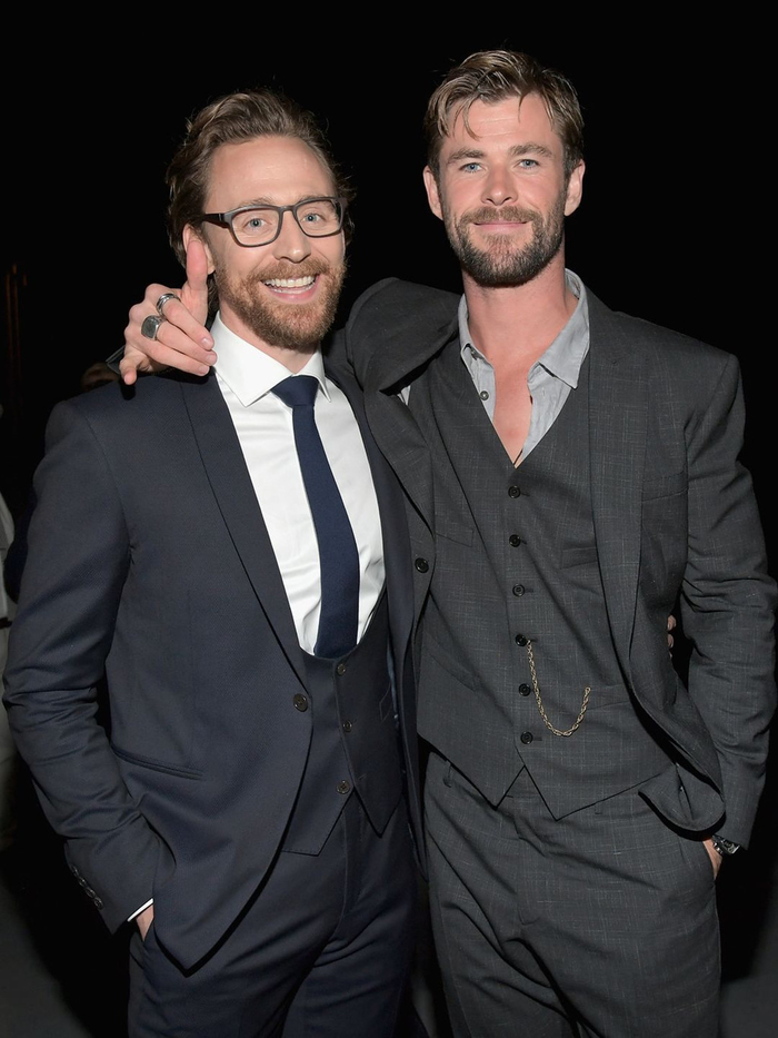
Có nhiều mâu thuẫn trên phim nhưng Thor (Chris Hemsworth) và Loki (Tom Hiddleston) ở ngoài đời lại thân thiết bên nhau.