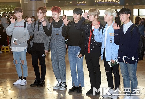 
Rainz, nhóm nhạc đàn em của Wanna One cũng góp mặt náo loạn sân bay. Nhóm tập hợp những thực tập sinh bị loại trong Produce 101 mùa 2.
