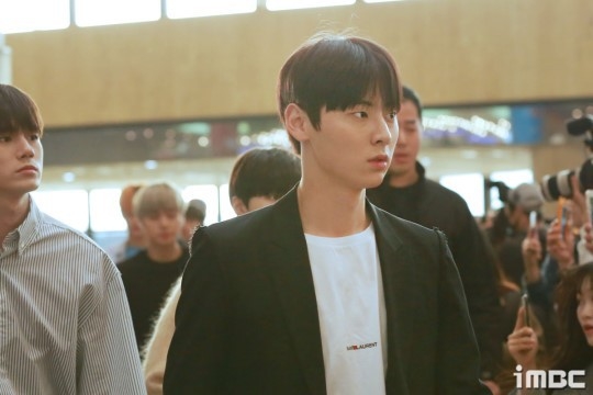 Dàn trai đẹp Wanna One, Samuel khiến sân bay 
