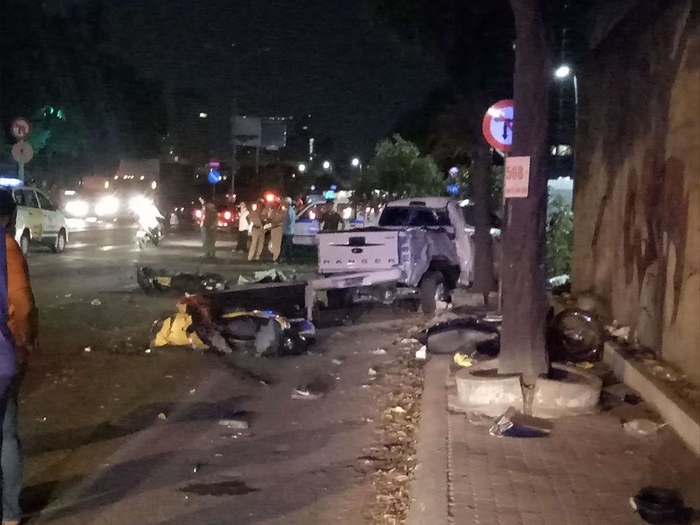 
Toàn cảnh hiện trường vụ xe bán tải tông hàng loạt xe máy khiến 7 người thương vong trên đường Nguyễn Bỉnh Khiêm 