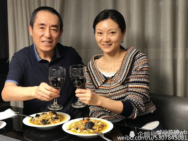 Đạo diễn Trương Nghệ Mưu đón sinh nhật ấm áp bên vợ kém 31 tuổi và 3 con